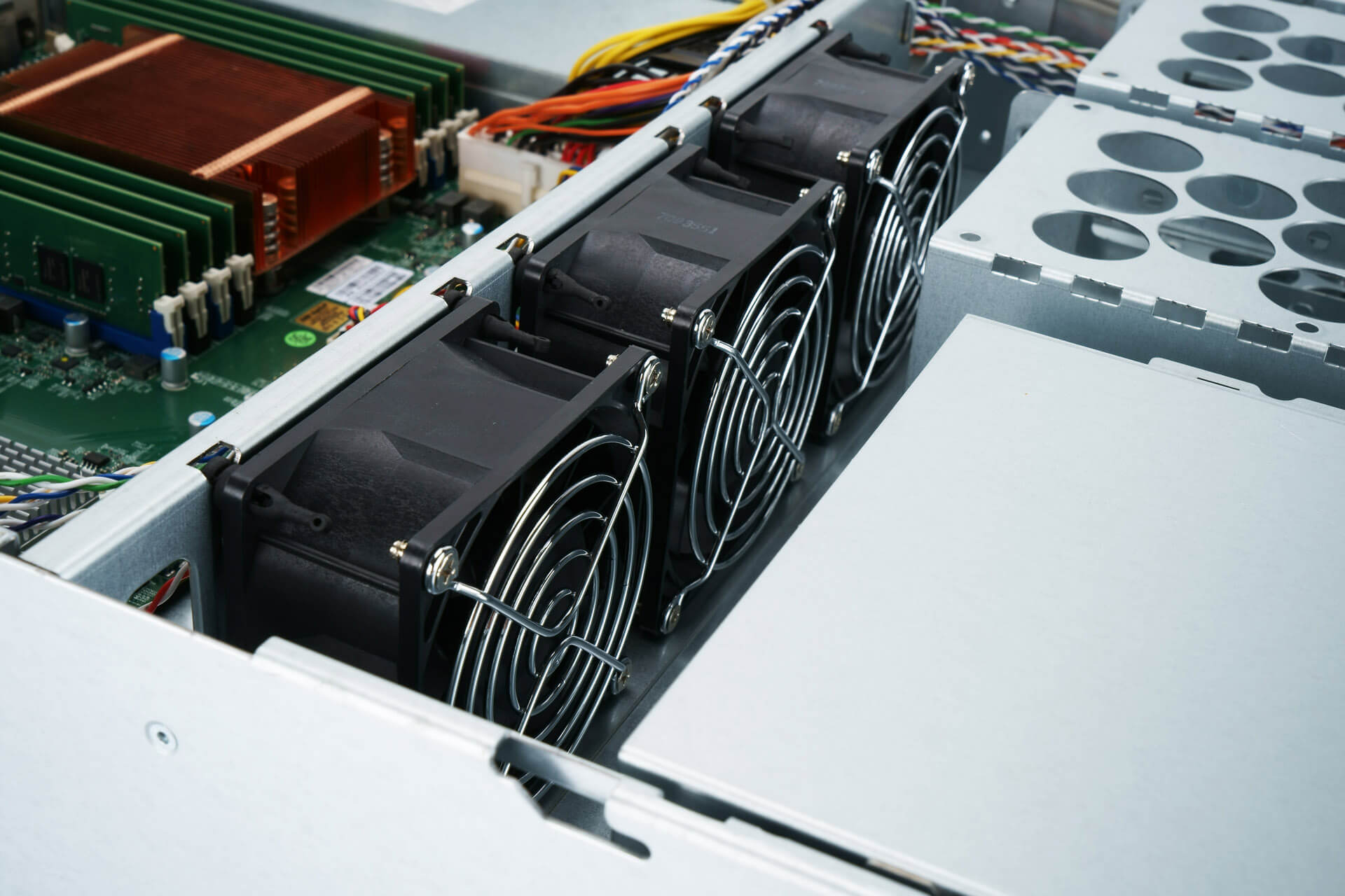 IW-R200-01N - server system assembly